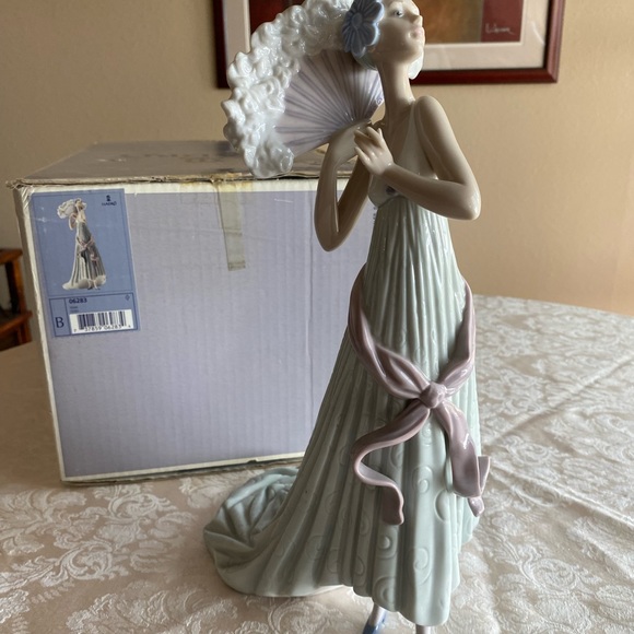RETIRED 1998 ‘TEMIS LLADRO’ PORCELAIN FIGURINE- Item# 01006283 - Picture 9 of 14
